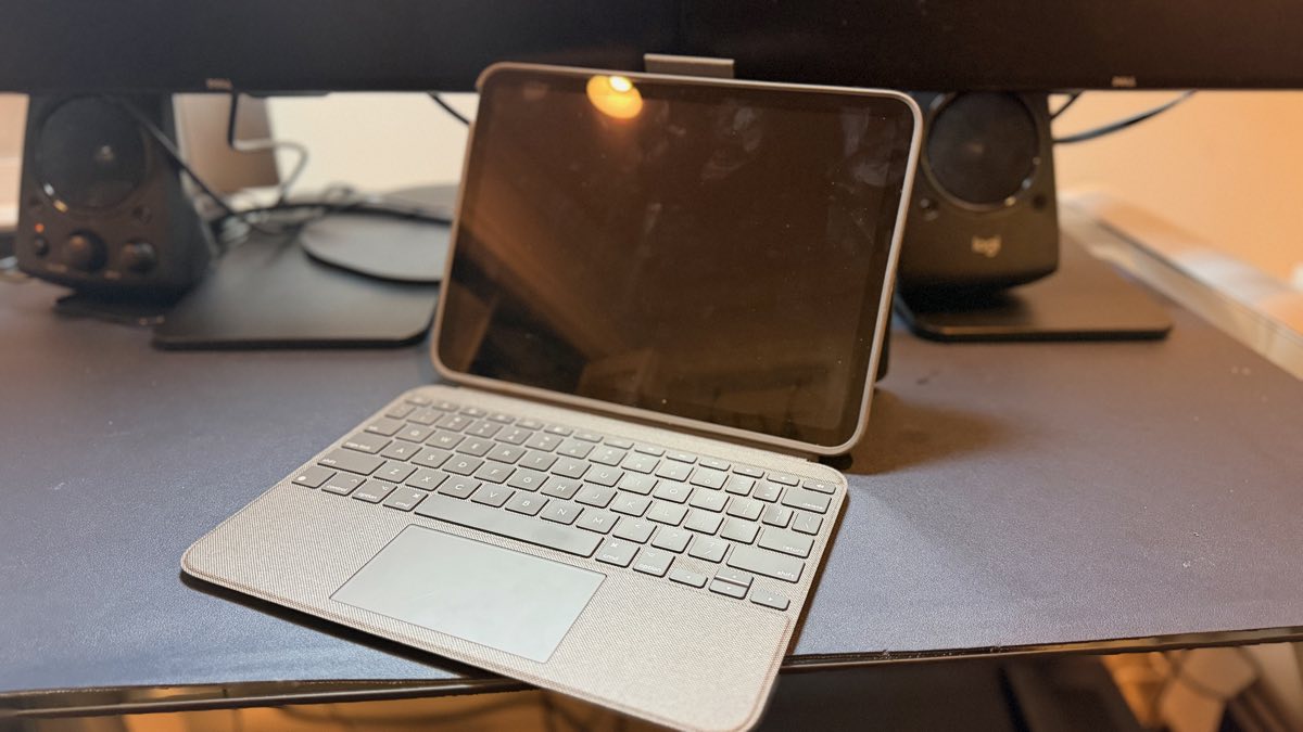 Logitech Combo Touch (iPad A16 / 10th gen) by Logitech